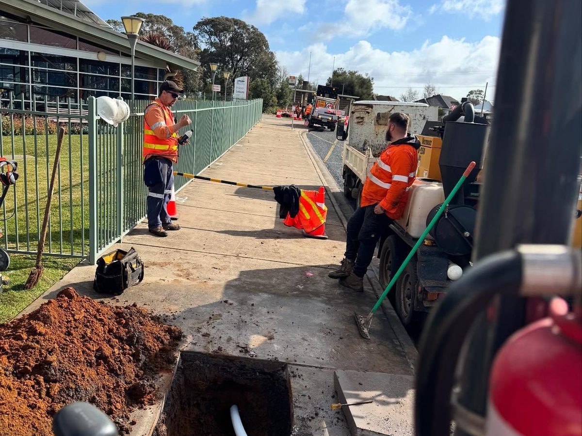 All Network Connections crew working at a bore pit beside their Vermeer directional drilling rig